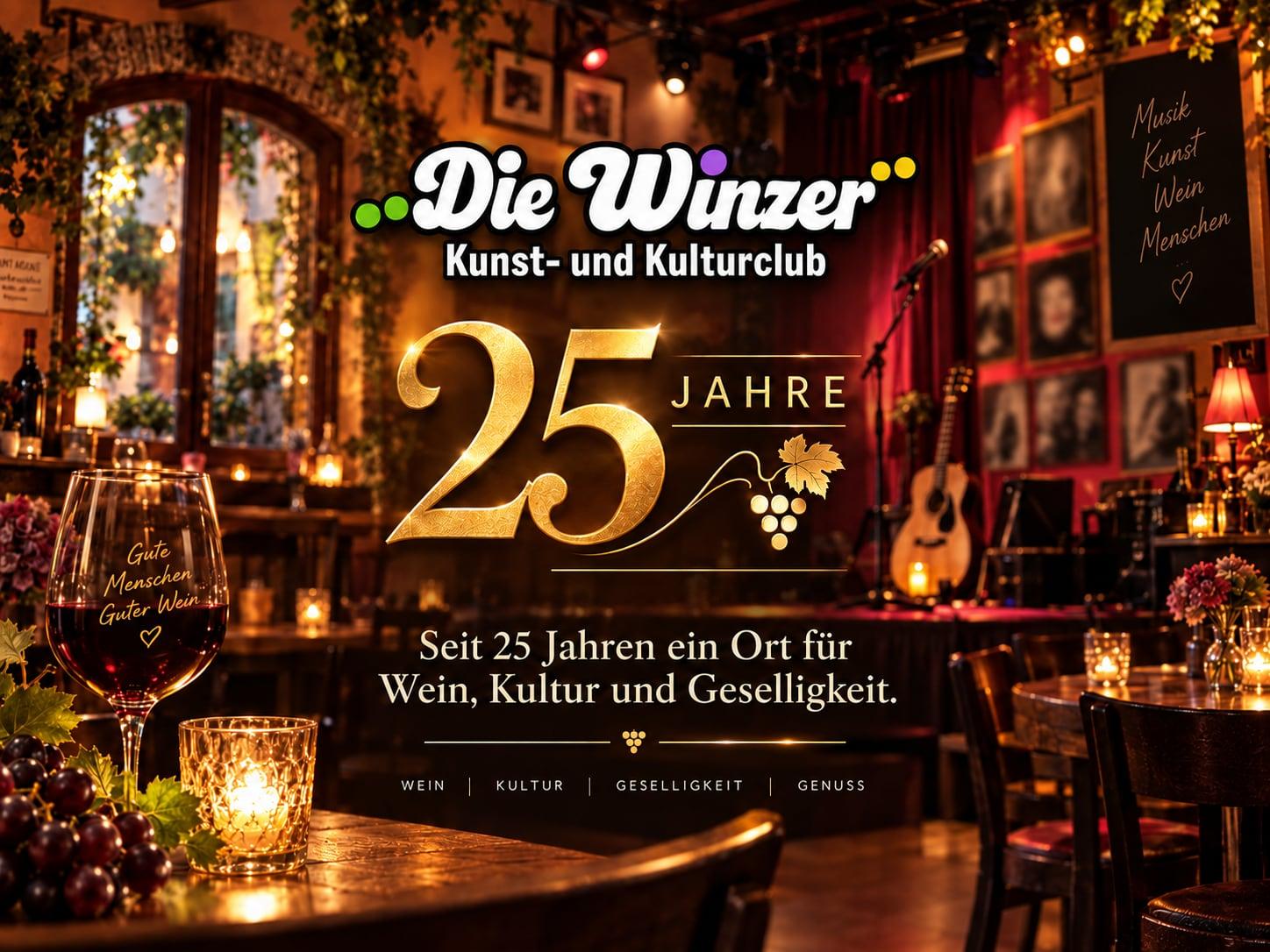 Jubiläumsmotiv „25 Jahre Die Winzer“ – Gastraum mit Bühne, Weinglas und Kerzenlicht