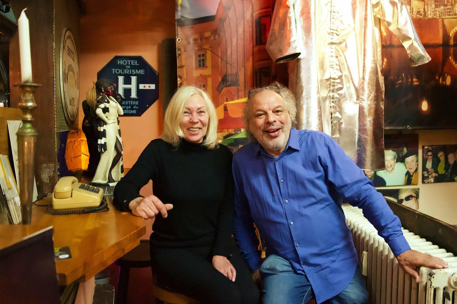 Iris Müller und Wolfgang Reeb, die Gastgeber der Winzer, an der Theke ihres Kulturclubs